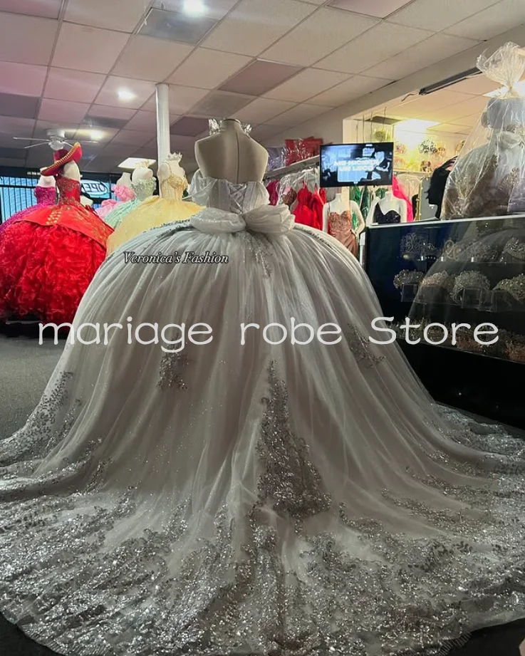 Gaun Quinceanera Gemerlapan Putih Perak Korset Bahu Terbuka Kristal Berkilau Bertali Ukuran Khusus Vestidos De Xv Tahun