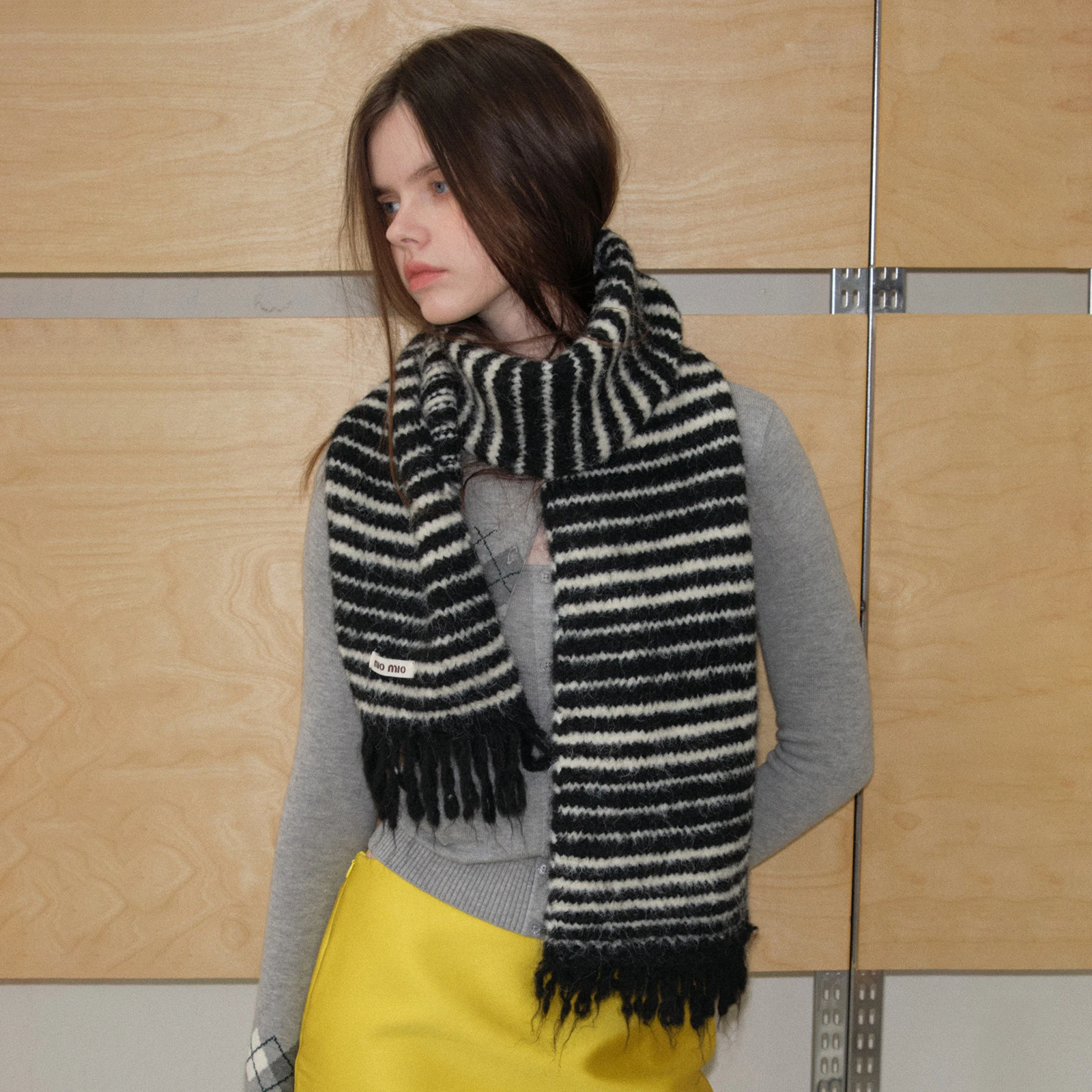 

Корейский вязаный шарф в черно-белую полоску, утолщенный, теплый, модный, жаккардовый, с кисточками, аксессуар для верхней одежды