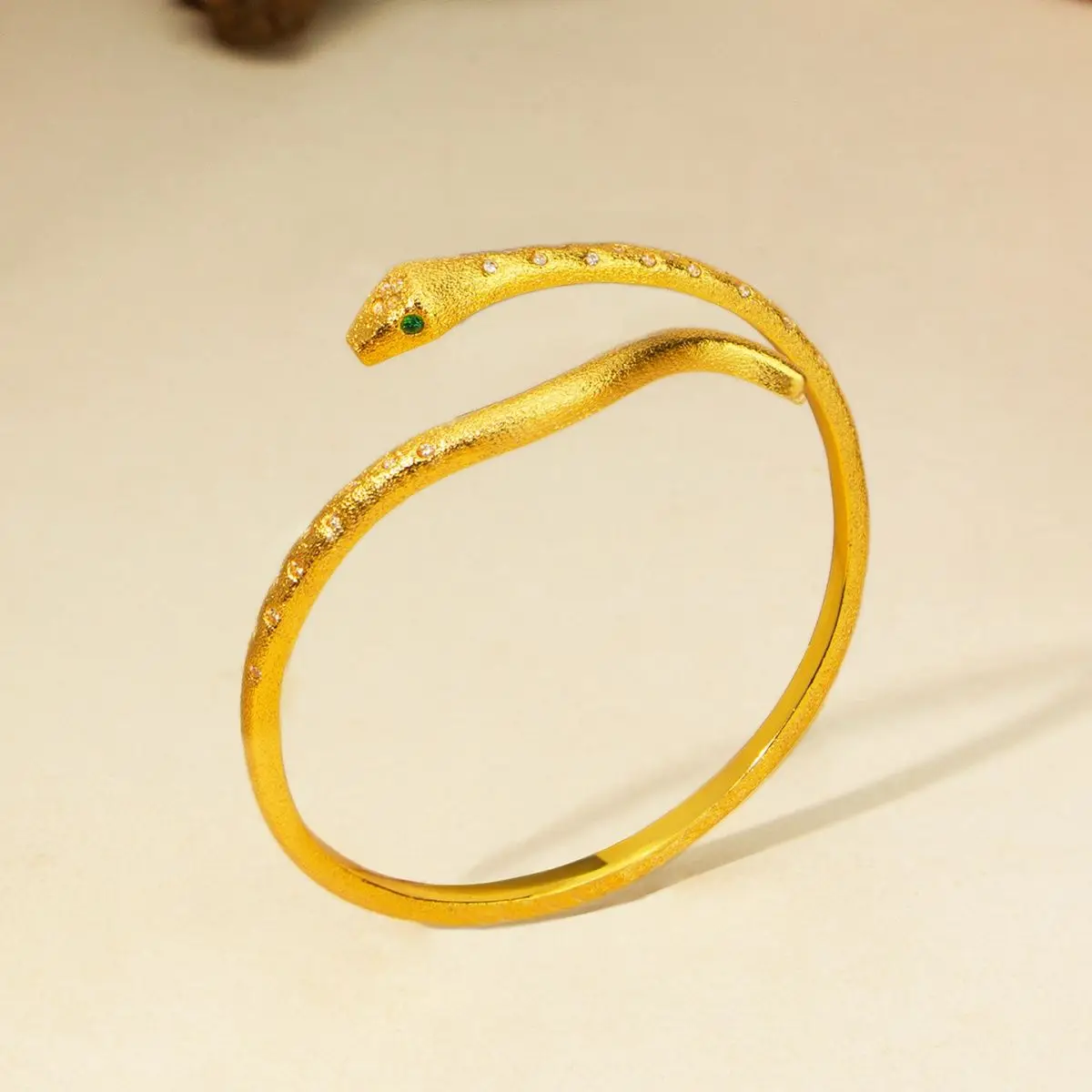 

Новый браслет в китайском стиле из латуни с золотым покрытием, матовой отделкой и инкрустацией цирконами, в виде змеи, винтажный, открытый, на запястье, изысканное ювелирное украшение, подарок