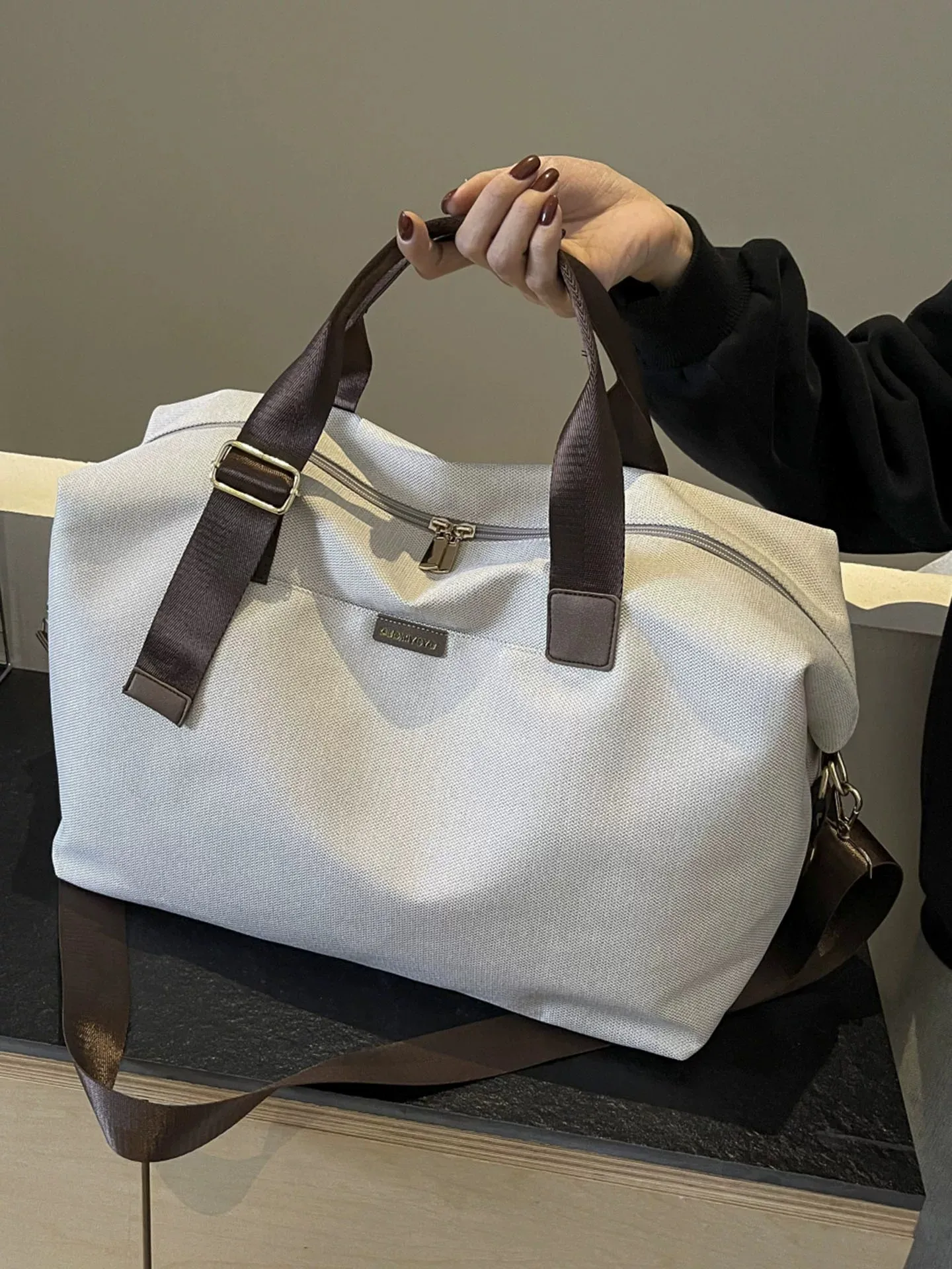 fashionable-travel-bag-unisex-short-trip-lightweight-large-capacity-crossbody-single-shoulder-handbag-stylish-trendy-oxford-c
