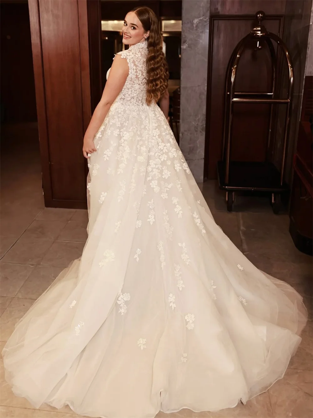 Tokyo Aangepaste Elegante A-lijn Trouwjurken V-hals Mouwloze Rits Bruidsjurken Witte Hof Trein Tule Bruidsjurken