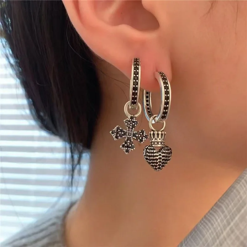 Los pendientes de aro con colgante de amor y cruz asimétrica de circonio negro Retro son pendientes de diseño exquisito y creativo y joyería de fiesta gi
