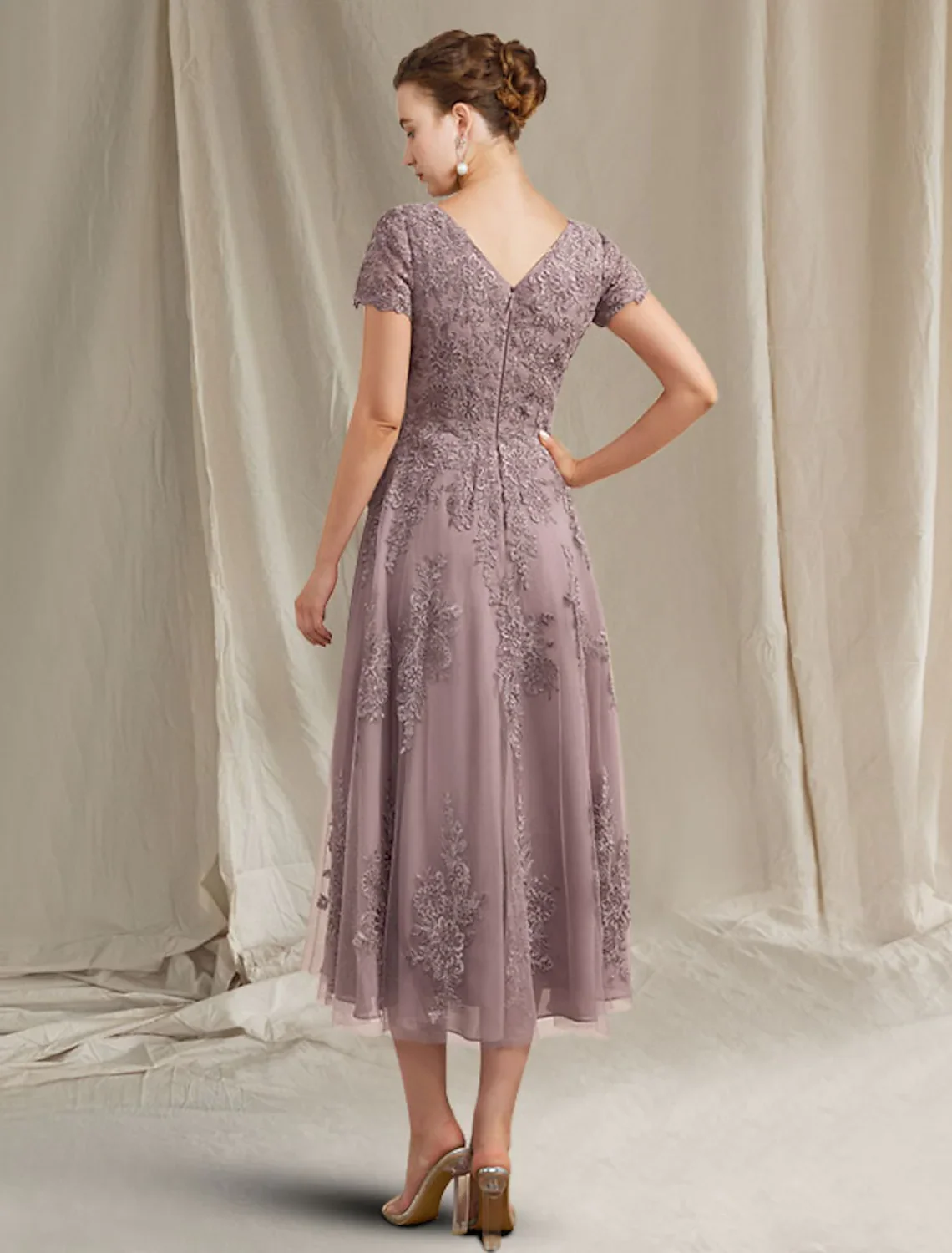 A-Line Mother of the Bride Dress Elegant Jewel Neck Tea Length Lace Tulle Short Sleeve with Appliques 2022