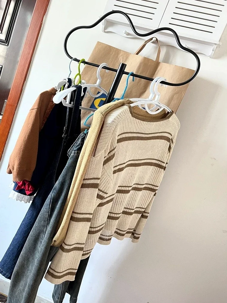 Simple bedroom coat rack floor-to-ceiling bedside