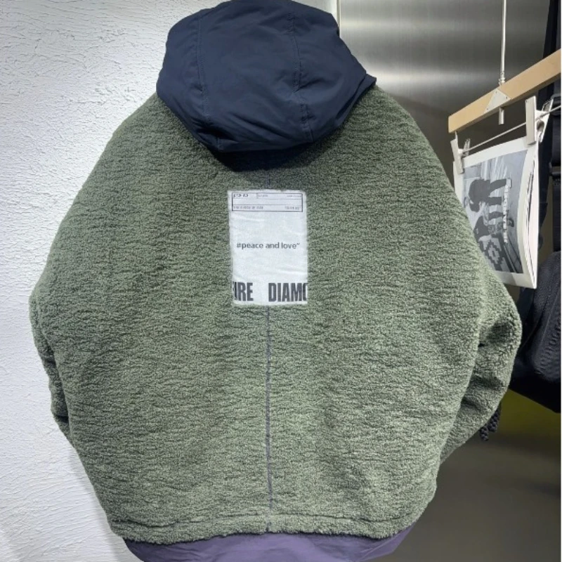 Męska kurtka zimowa z bawełny, ocieplana, uniwersalna, modna, z amerykańskim polarowym wykończeniem i designerskim łączeniem materiałów.