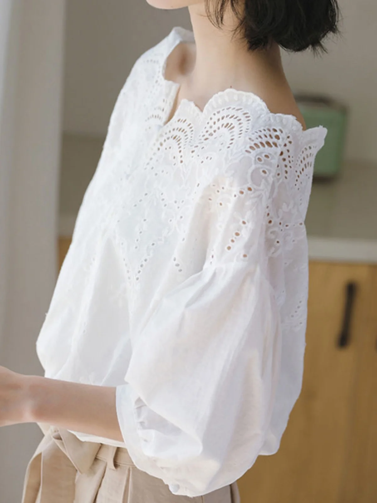 

Elegant White Off-Shoulder Loose Shirt Design Sensation Fashion Shoulder Strap Women's Top Commute Style Korean Version