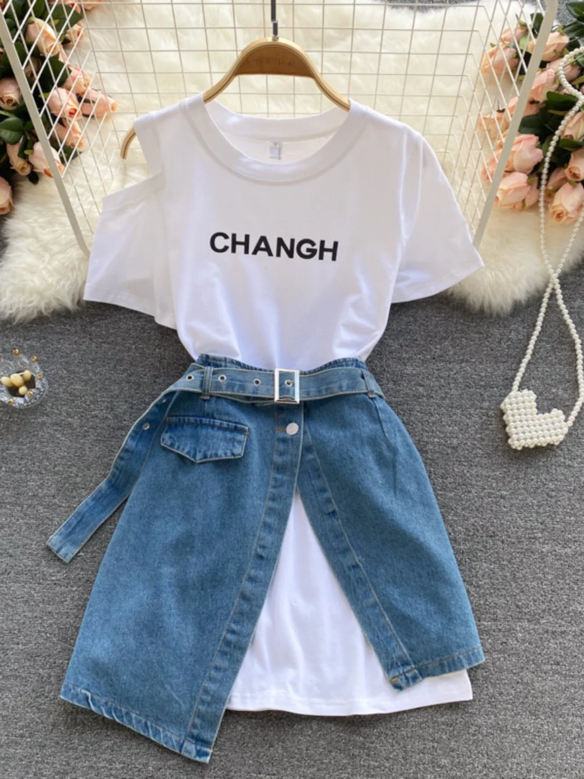 

Retro Hong Kong Sle Women's Faion Set oulder Exposure Letter ort Sve T-irt with Uneven High Waist Skirt
