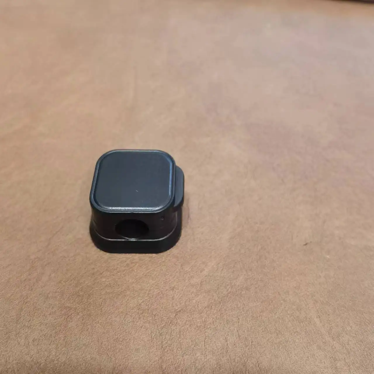 قطعة واحدة من منظم الكابلات المغناطيسية المكتبية المثبتة على الحائط لتخزين كابل البيانات وتثبيت المعدات ومشبك الكابلات والخطاف