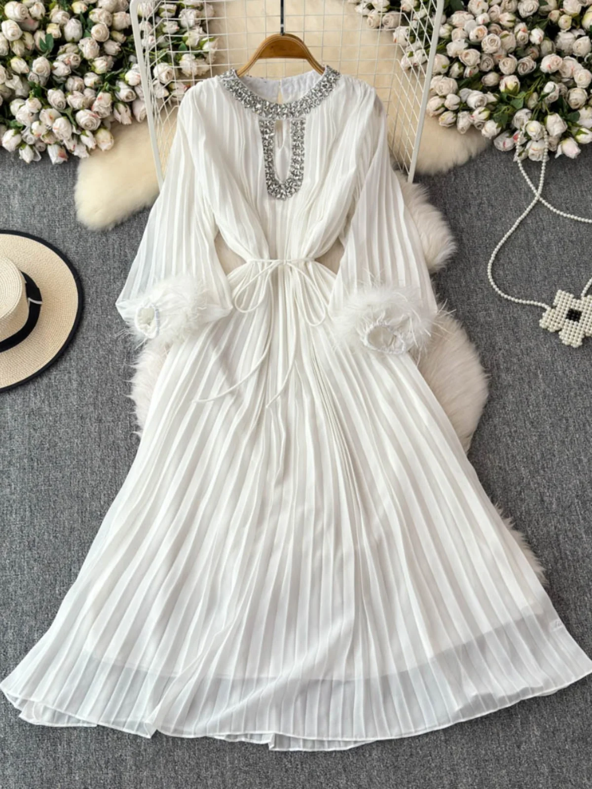 Vestido largo hoado deco con plumas de avestruz, escote con diamantes incrustados, falda acampanada de cintura alta de ...