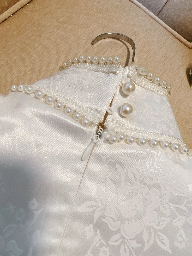 Vestido  E de Cetim com Pérolas e Mangas em Pétala, Estilo Chinês Retrô para Mulheres Modernas de 20 e 30 Anos