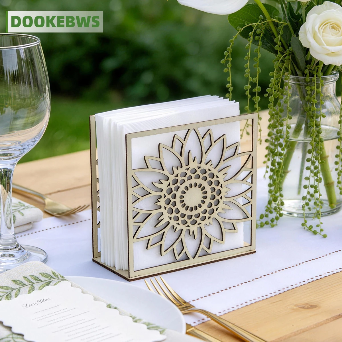 1 Wooden Creative Patterned Art Napkin Holder, Sunflower Style Hollow-Out Desktop Tissue Box. Can Be Used as Decorations to Enhance the Beauty of the Home. Suitable for Holiday Parties, Celebrations, Table Decorations, Birthday and Wedding Decorations, and Can Also Be Used for Kitchen and Dining Room Decor.