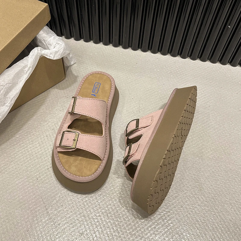 Nuove scarpe estive con plateau per infradito con fibbia in metallo da donna scarpe da spiaggia traspiranti e resistenti