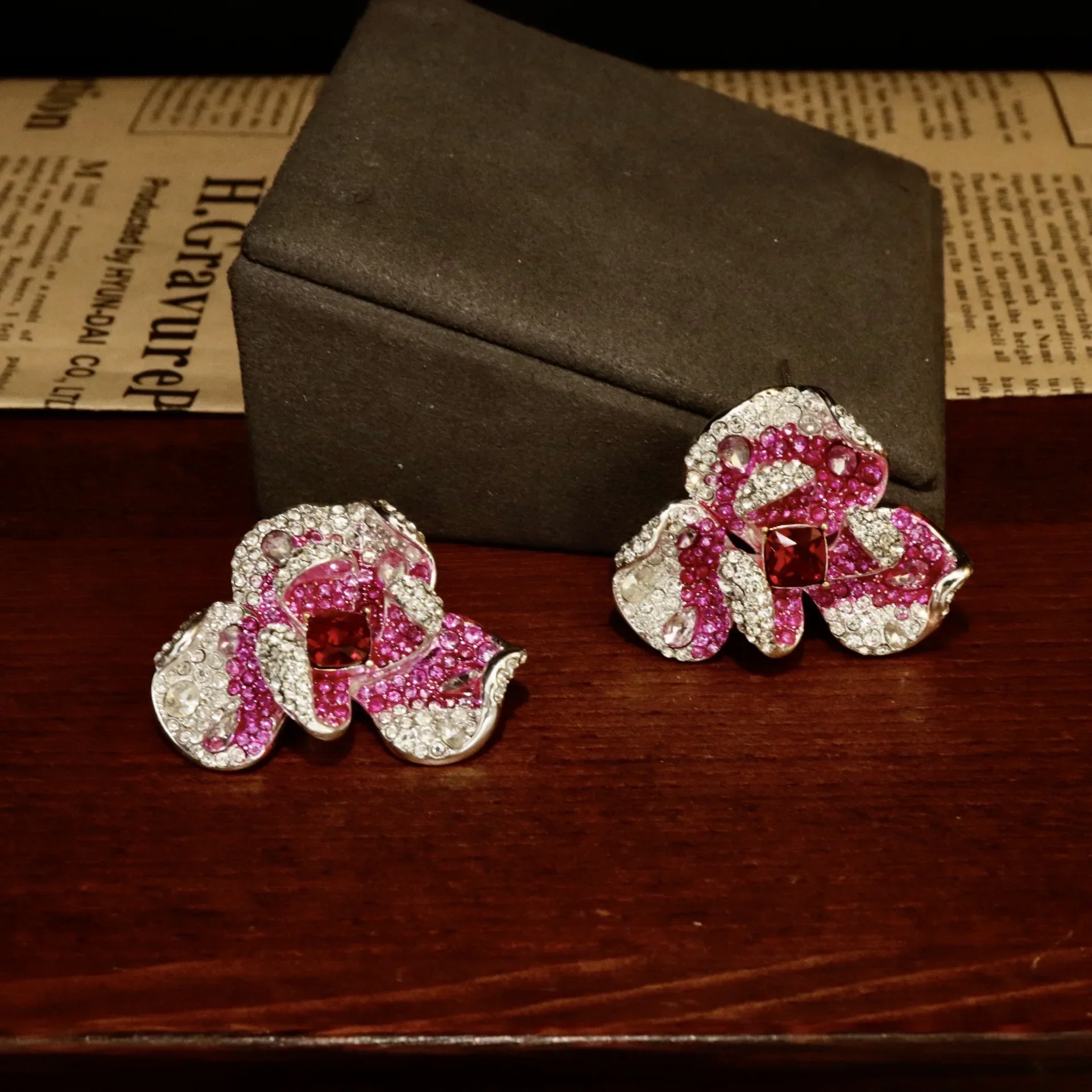 French court style three-dimensional flower stud earrings full of rhinestones inlaid with rubies light luxury exquisite earrings