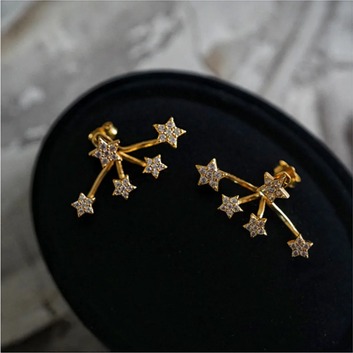 Women's White Star-Shaped Stud Earrings, Simple Fashion