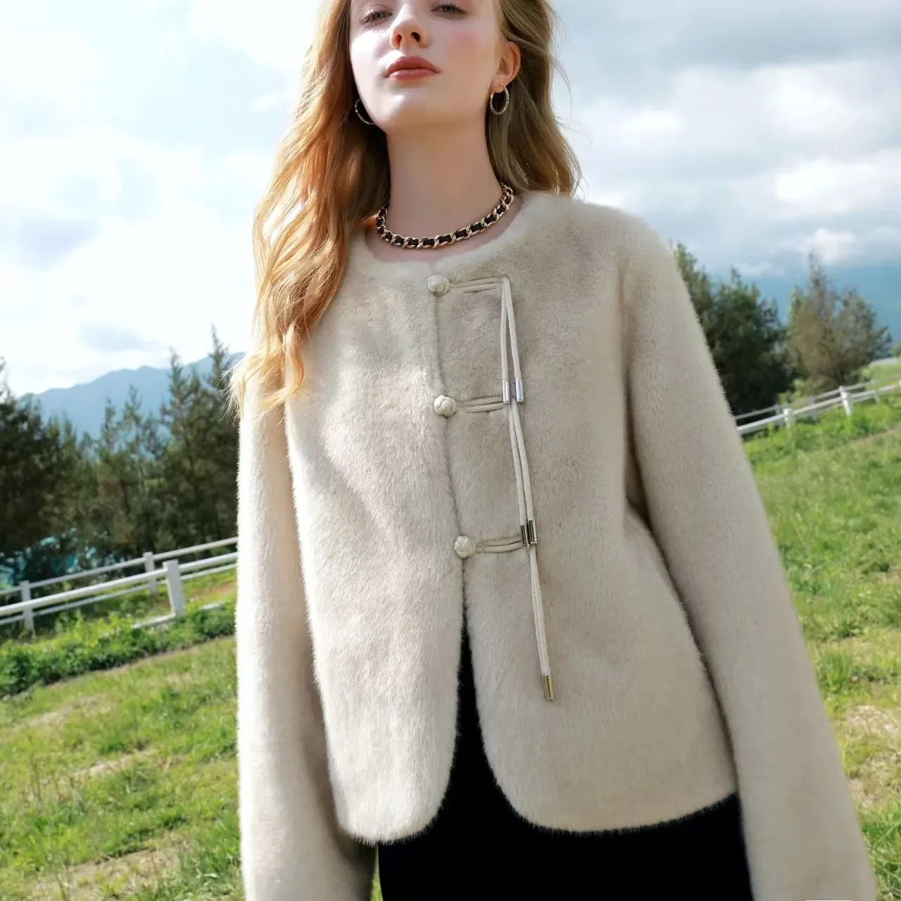 

KIDCRKJ Зимняя женская куртка из искусственного меха с круглым вырезом и пуговицами в виде лягушки, женская шуба из искусственного меха, элегантная короткая плюшевая верхняя одежда для женщин