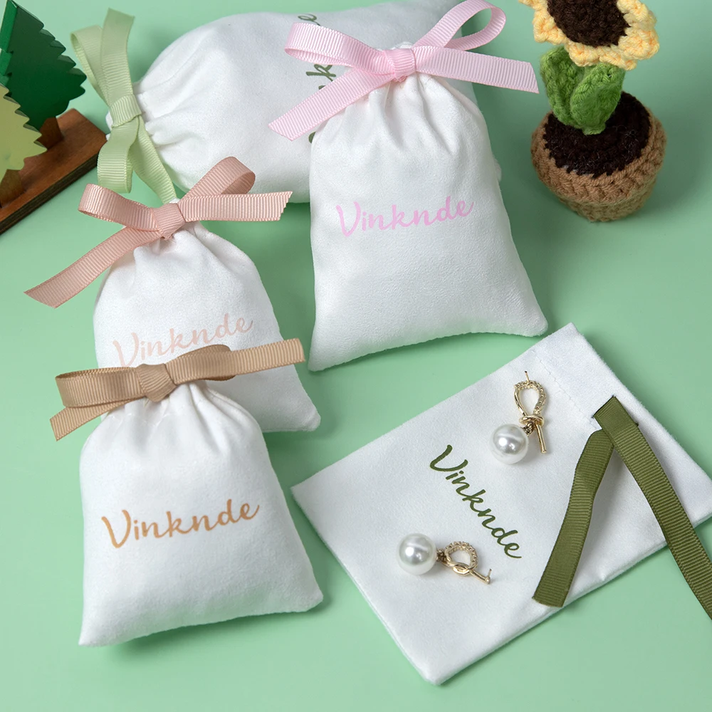 ถุงใส่เครื่องประดับสีขาว 50 ชิ้น/ล็อต ถุงผ้ากำมะหยี่แบบมีเชือกผูก สำหรับใส่ของขวัญ งานแต่งงาน ของตกแต่งคริสต์มาส  รับสกรีนโลโก้