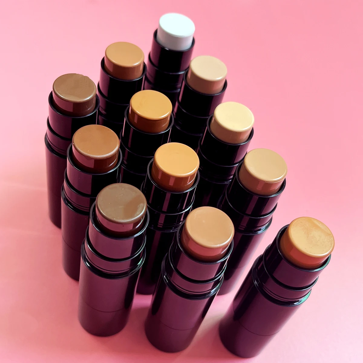 30Pcs Private Label Contour Stick แปรง Pigment กันน้ำ Matte มังสวิรัติคอนซีลเลอร์ครีมแต่งหน้า Stick ขายส่งจำนวนมาก