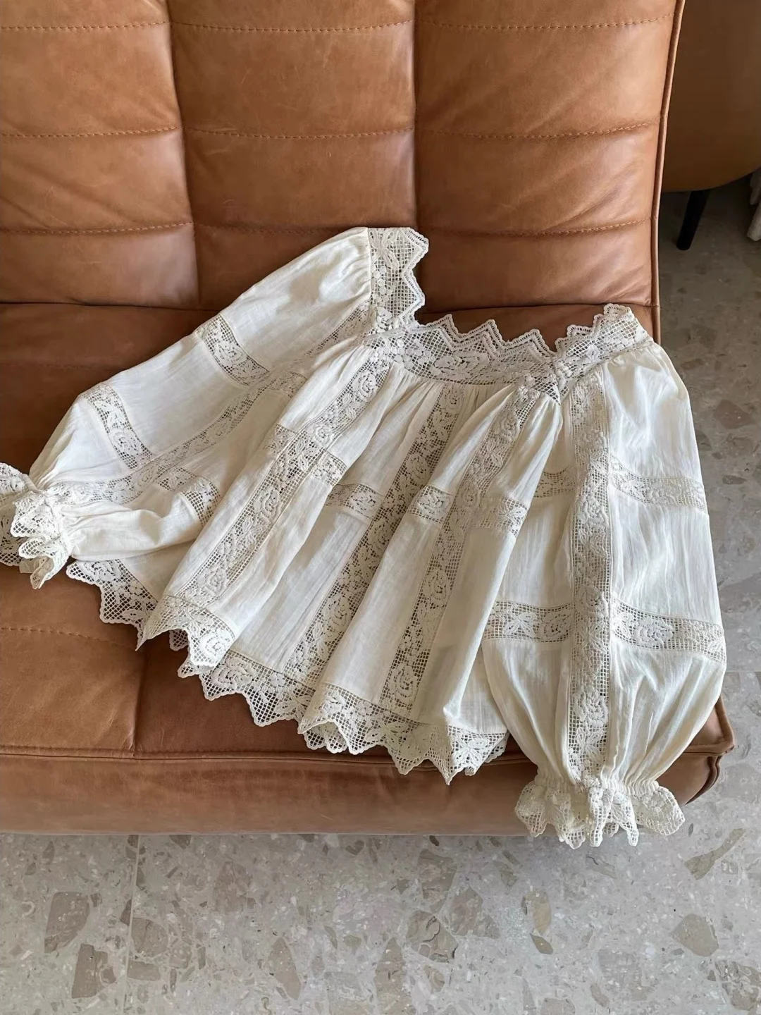 

Retro Early Spring Hollow out Lace Embroidery Loose Bubble Sve irt Women's Gentle Sle Wave Loose Fit Top