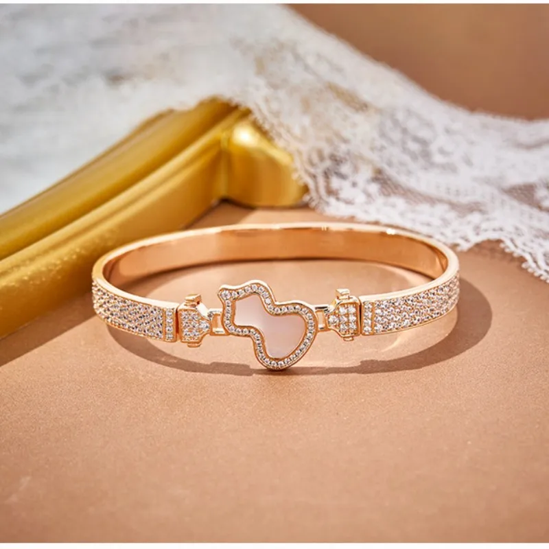 New High Quality 1:1 White Shell Gourd Bracelet for Women Plated with 18K Champagne Gold Buckle Design, Retro Jewelry