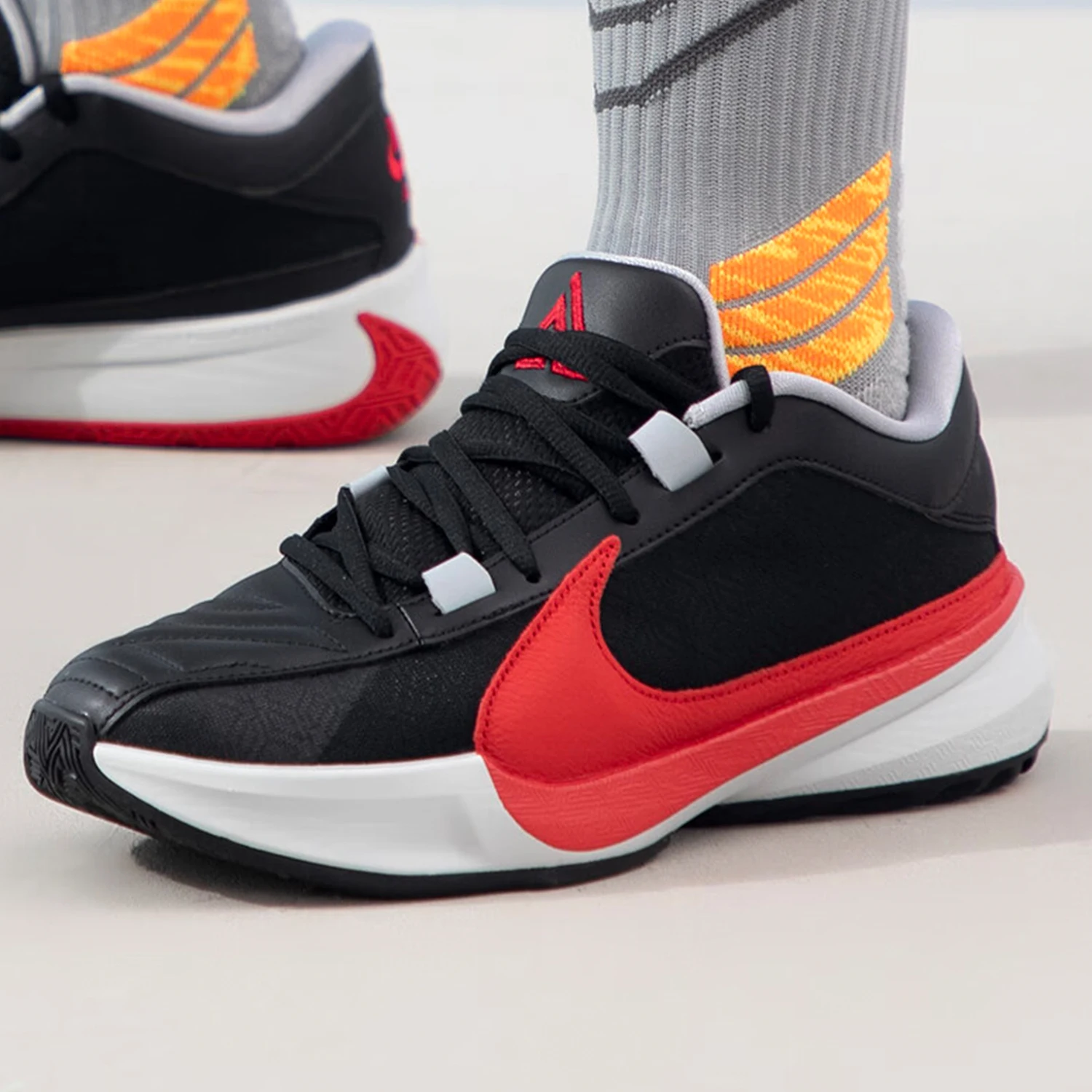 حذاء كرة السلة الأصلي Zoom Freak 5 EP للرجال من Nike DX4996-004