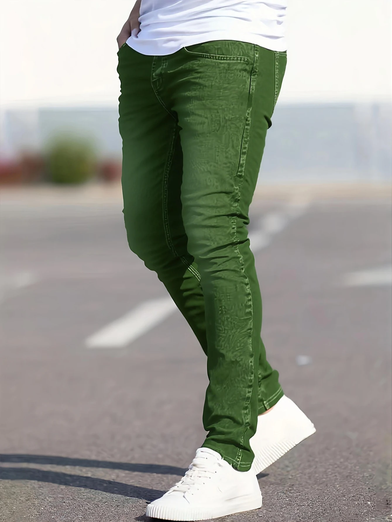 メンズミリタリーグリーンのスリムフィットジーンズ、シンプルでスタイリッシュ、体型を美しく見せる、カジュアルでトレンディなスタイルを簡単に演出します。