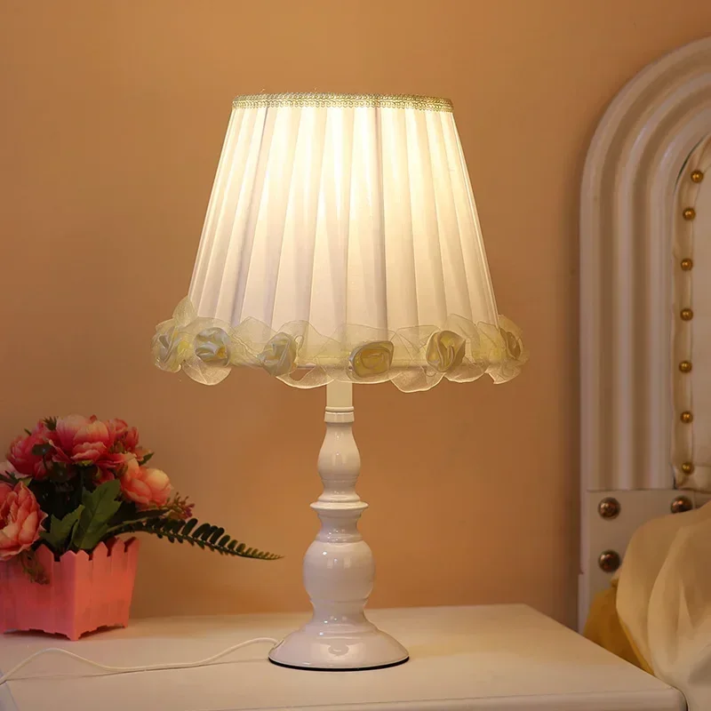 European style bedroom bedside table, retro nostalgic warm wedding lamp, high aesthetic value dowry princess table lamp