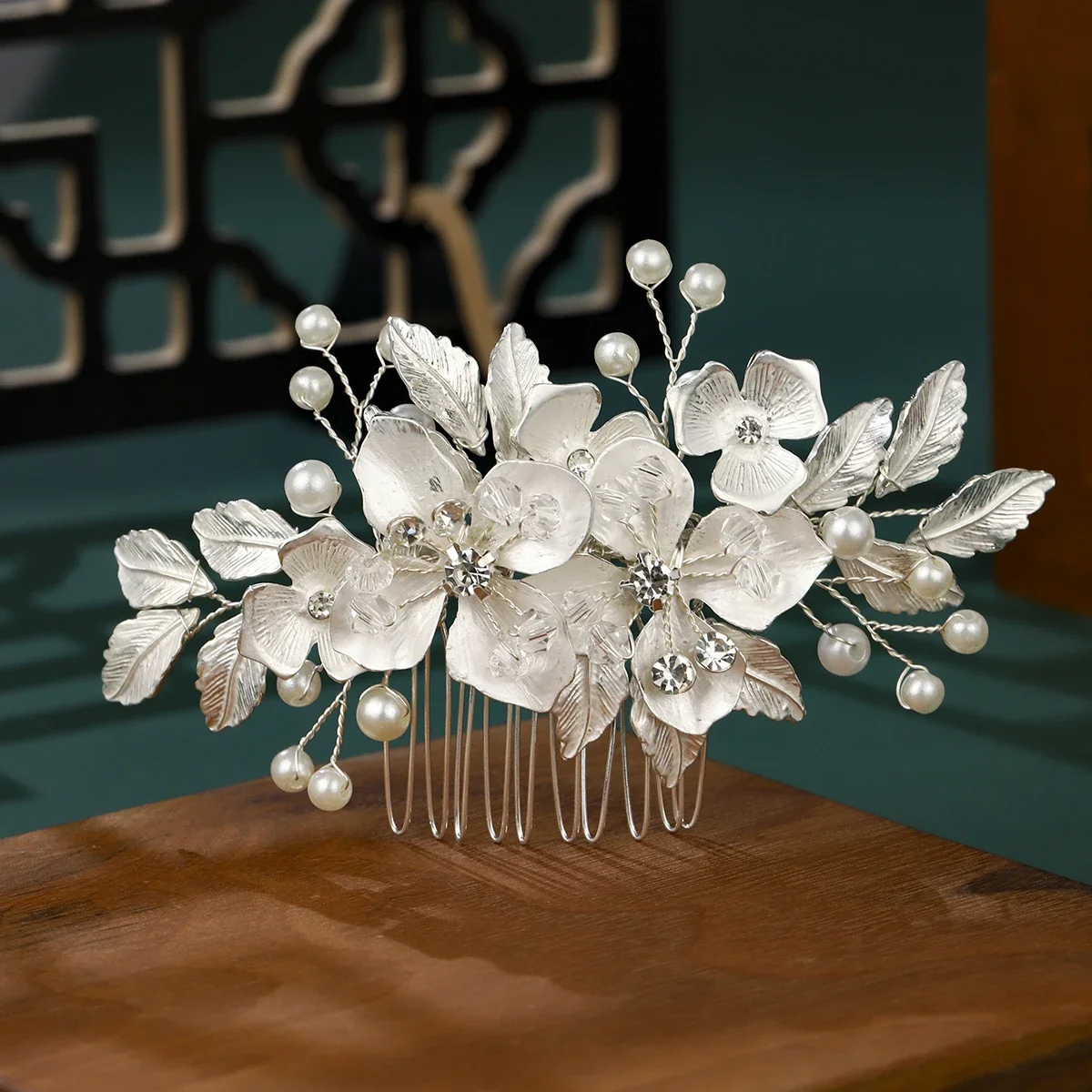 

Нежная расческа для волос с серебряным листом и цветком для женщин, элегантные заколки для волос ручной работы, головной убор, заколка для волос с жемчугом и бисером в подарок