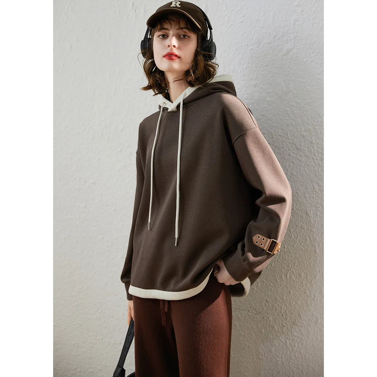 LOUIS YAO 2024 Winter Thick Velvet Hoodie Casual Color Contrast White Edge Sleeve Loop Decoration Long Sleeve Women's Hoodie