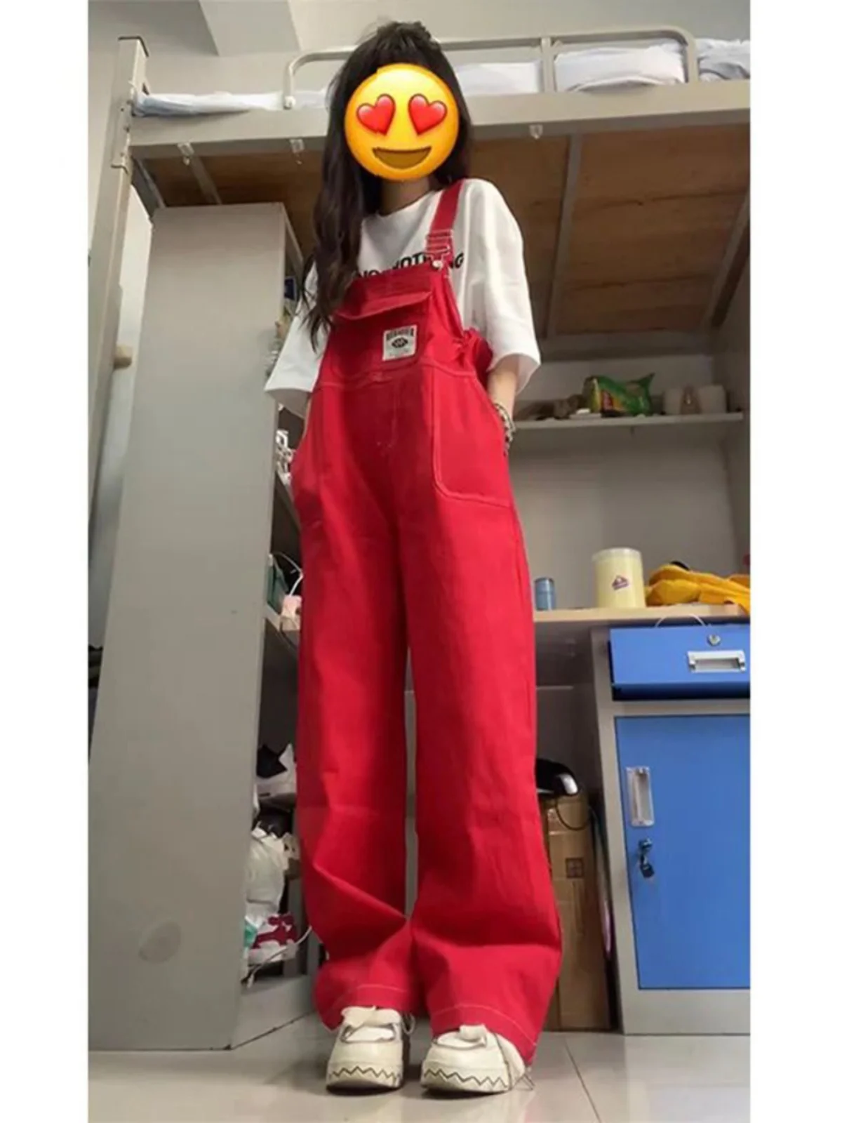 

Американский ретро-комбинезон из красного денима для женщин: с высокой талией, свободный крой, стройнящий эффект, прямые широкие штанины, маленький размер, цельный комбинезон