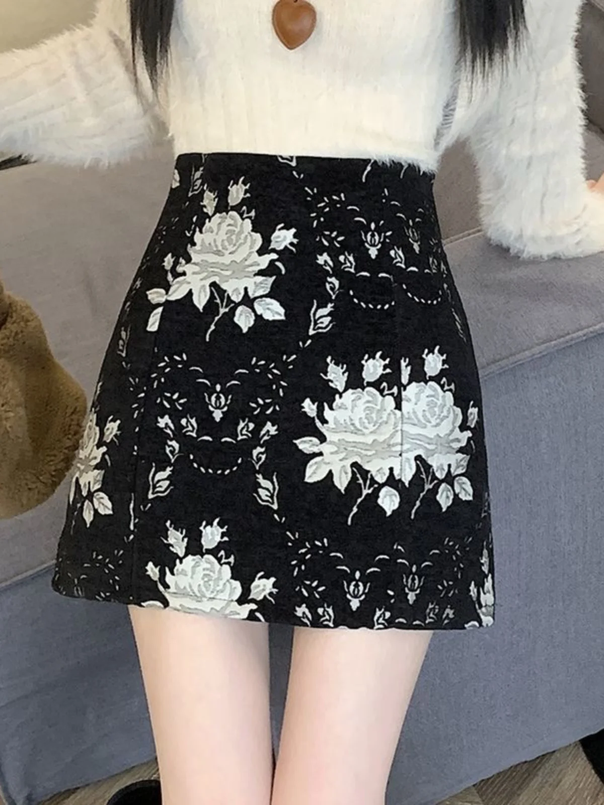 

Новая китайская вышитая юбка А-силуэта с завышенной талией, женская модная укороченная юбка с цветочным узором для повседневной носки