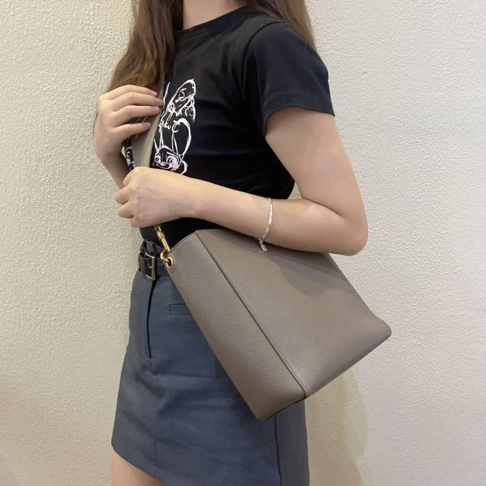 Leather Bucket Bag, Wide Shoulder Strap, Shoulder Messenger Bag Fashion Large Capacity Cowhide Child and Mother Commuter Women