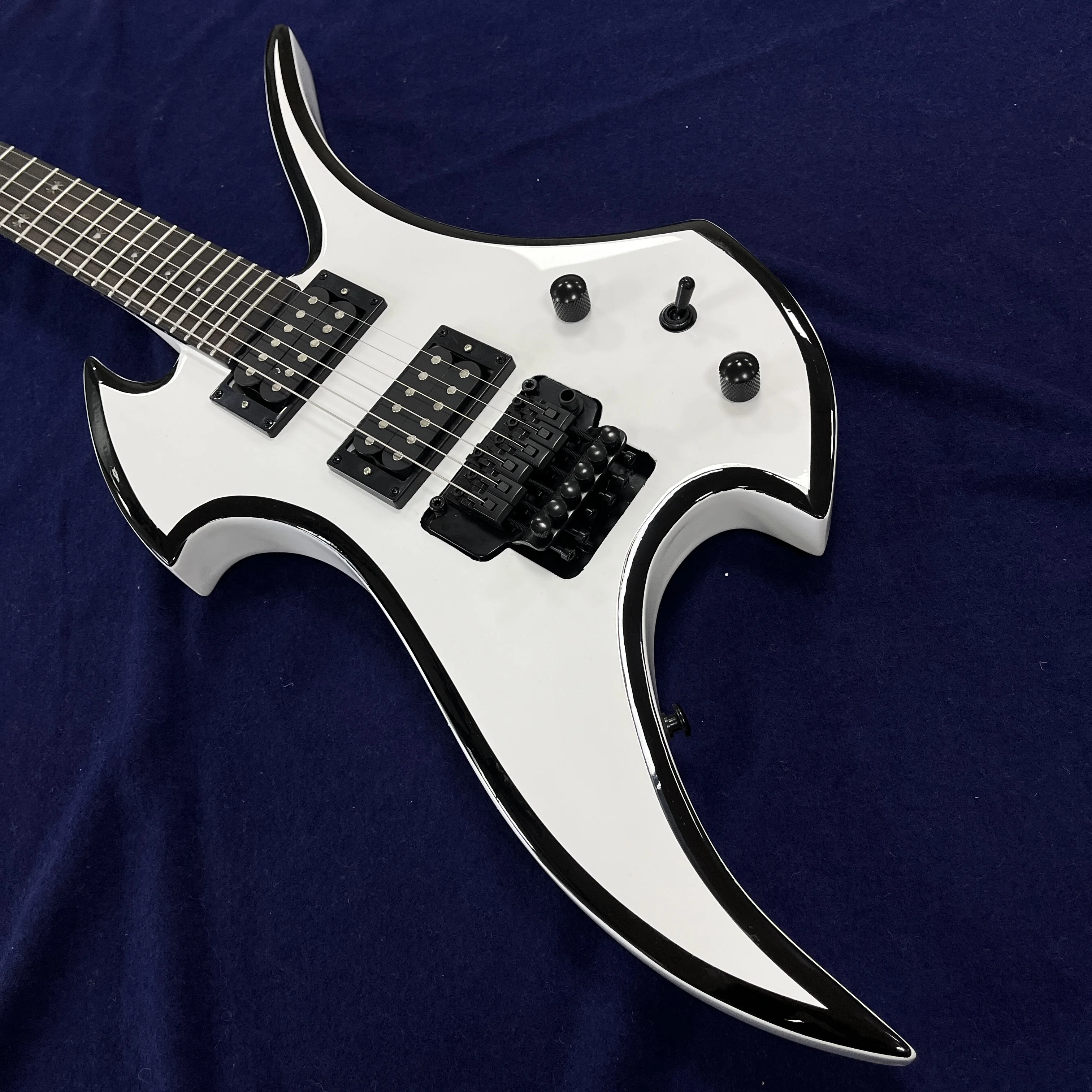 

Электрогитара необычной формы, белая, с инкрустацией в виде паука, черная фурнитура, современные 2H-звукосниматели – подарок в стиле электрогитары, бесплатная доставка