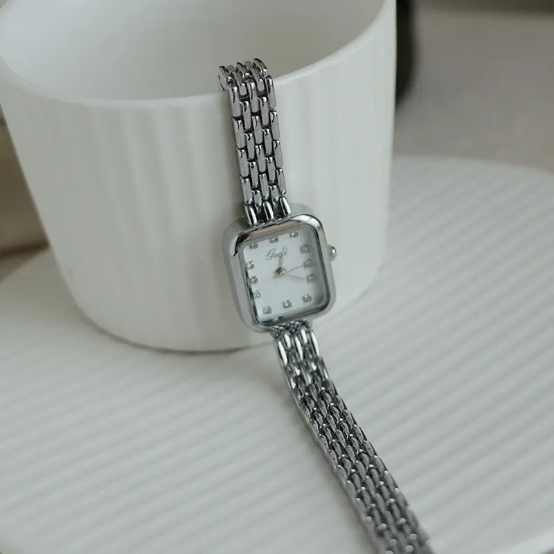 Exquisite Women'S Wristwatch, A Small-Dial Chain Watch For Female Students, A Simple, Elegant, And Compact Ladies' Watch.