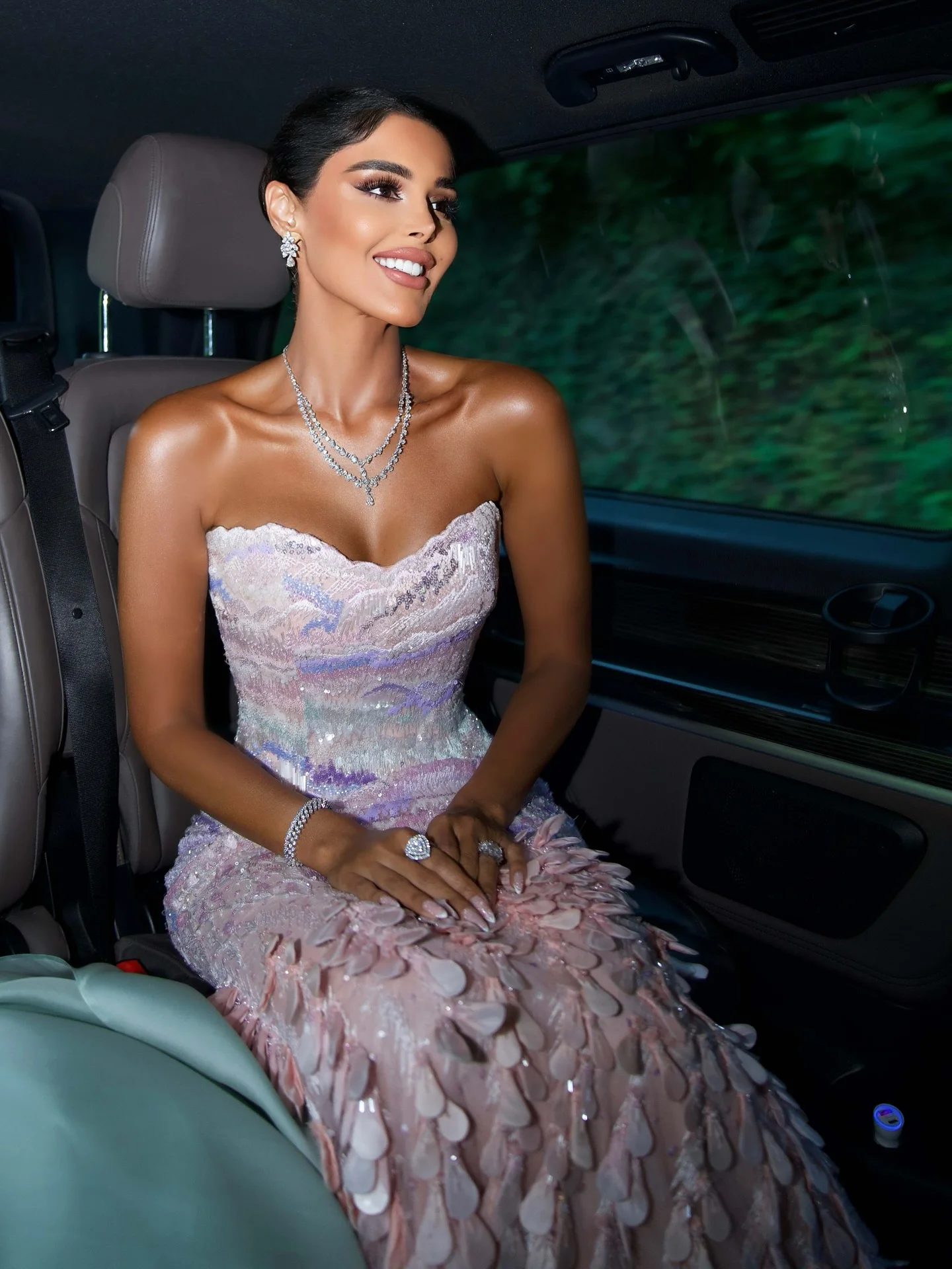 カスタマイズされた絶妙な高級夢のようなウェディングドレスブライダルパーティーブライダルドレスチャペルトレインアップリケスパンコールショールオーガンザ