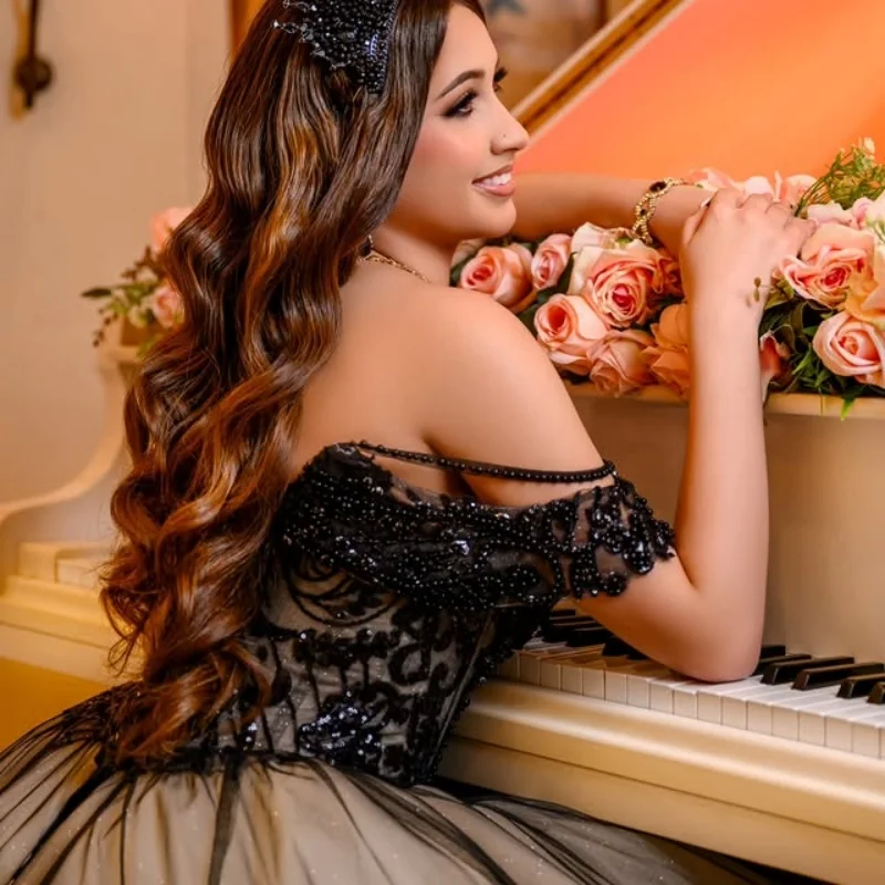 Robe Quinceanera noire personnalisée, épaules dénudées, paillettes appliquées, perles, dentelle traînante, robes de 15 Quinceanera
