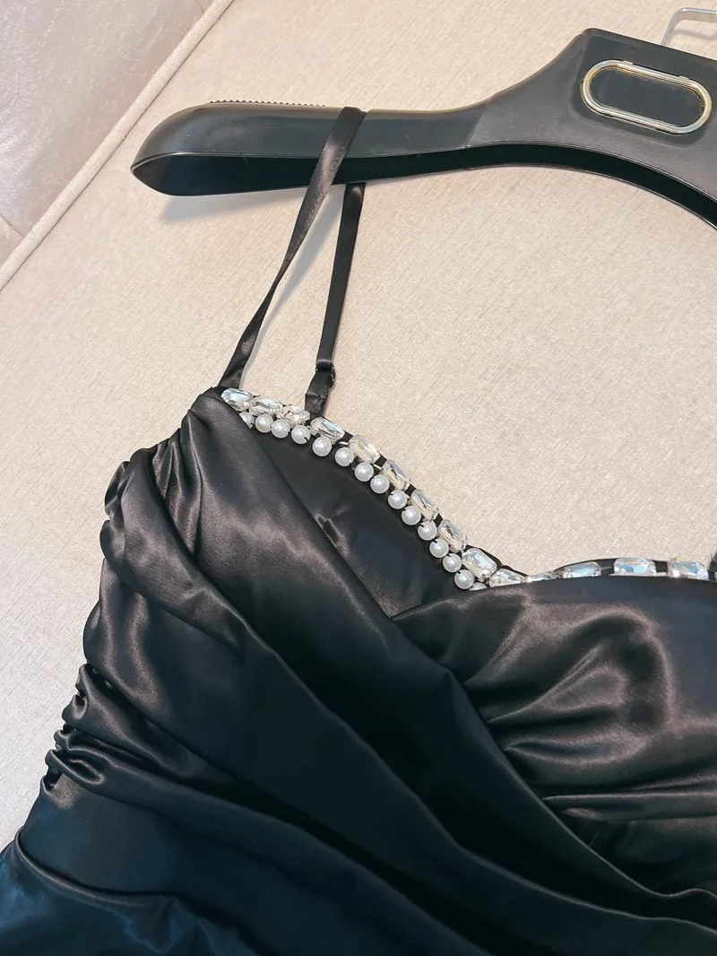 Ele Bla off-shoulder jurk met diamantdetails, taille-kalkende plooien, hoge taille, zijdesatijn, lange jurk voor de herfst