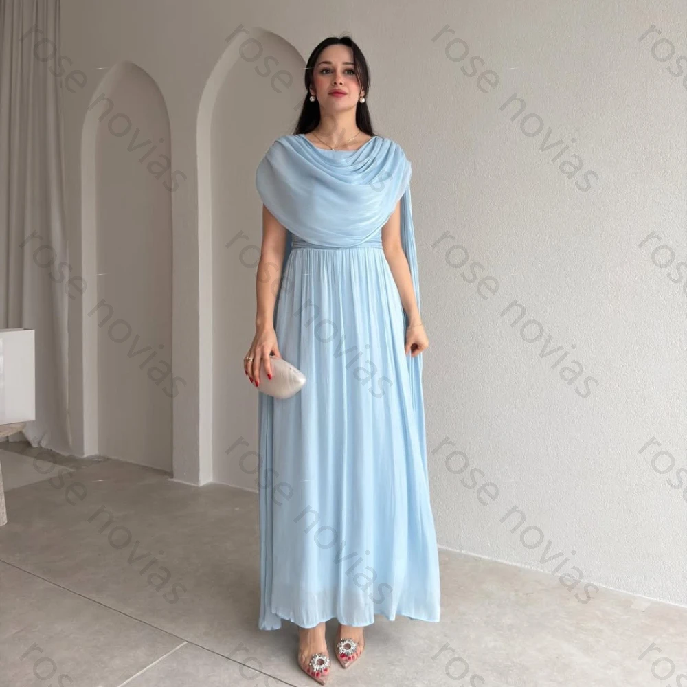 Vestido Maxi de Gasa Plisada Azul Claro con Cuello Drapeado, Manga Capa, Cinturón en la Cintura y Corte A Fluido para Invitada de Boda, Evento Formal o Noche.