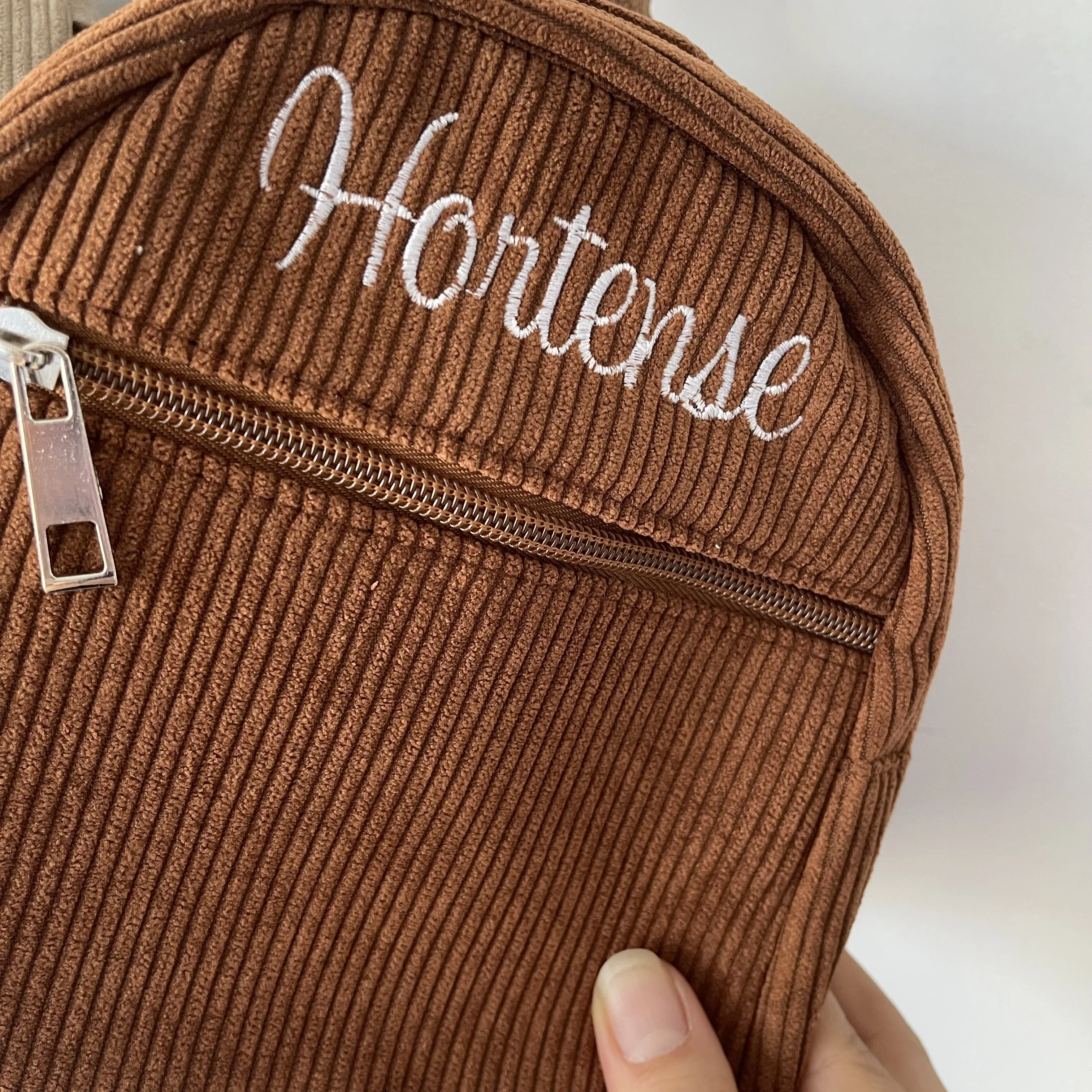 Mochila de pana bordada personalizada para mujer, nueva mochila de moda de Color sólido, resistente a tu nombre