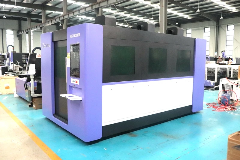 Mesin pemotong logam laser CNC, tertutup penuh 1500w 2KW ukuran Mini 1020 1325 Laser serat pemotong logam baja tahan karat 10mm