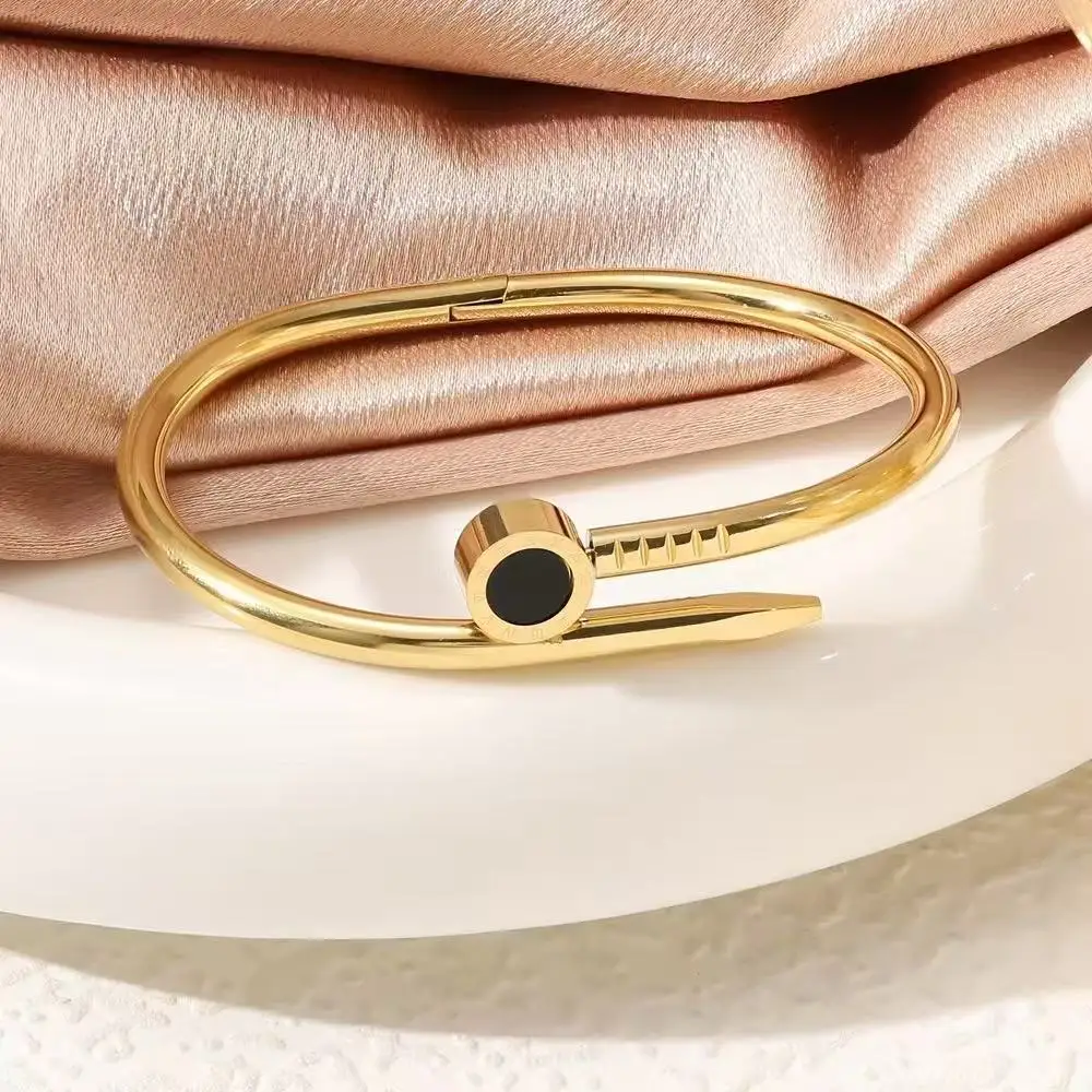 Fashionable Titanium Steel 18K Gold Nail Handmade Clover Roman Number Peach Heart Bracelet for Women