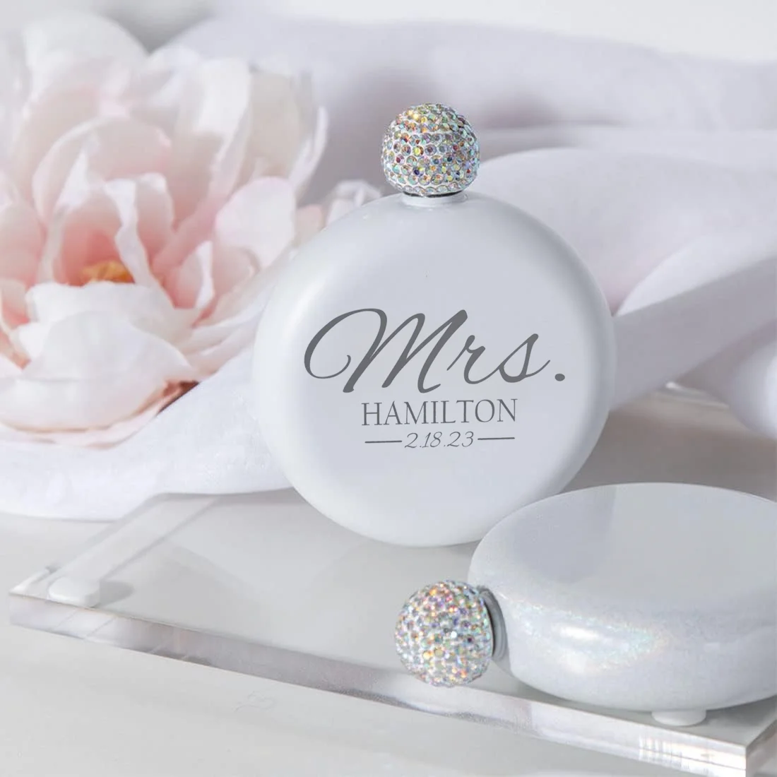 Personalized Mrs Name Wedding Date Round Flasks Custom Bride To Be Gift Wedding Honeymoon Decoration Bachelorette Party Supplies