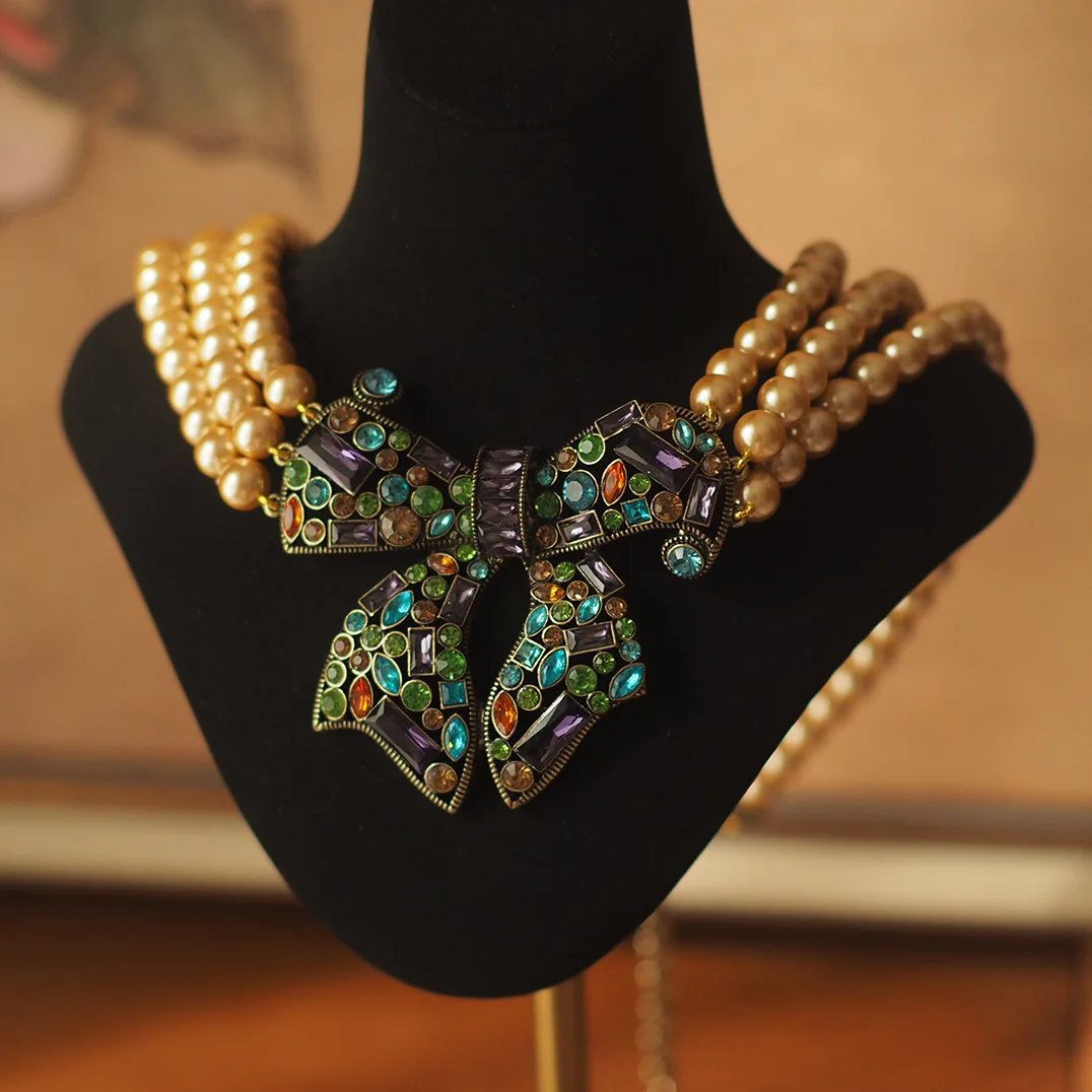 

High-End Western Bow Necklace - Heavy Craft Faux Pearl & Gemstone, Vintage-Luxury for Formal Events