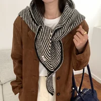 Bufanda de rayas atmosféricas para mujer - 2026 Otoño/Invierno Nuevo y cómodo calentador de cuello tipo chal triangular. Cálido, resistente al viento y decorativo.
