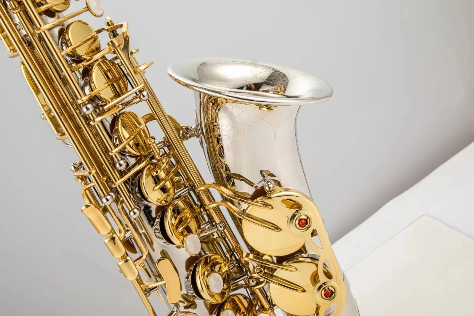 

2026 горячий новый альт-саксофон Eb Tone A-W037, посеребренный позолоченный саксофон для ключей с мундштуком для футляра