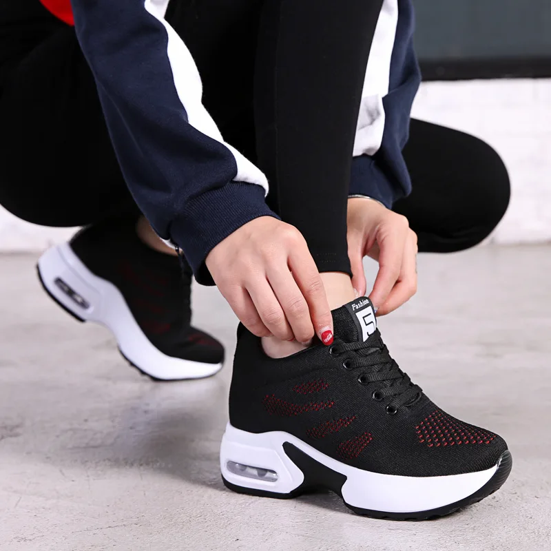 Scarpe da passeggio Casual con altezza nascosta da 9 cm Sneakers da donna 2024 comode scarpe da ginnastica con plateau da donna con cuscino d'aria in rete consegna gratuita