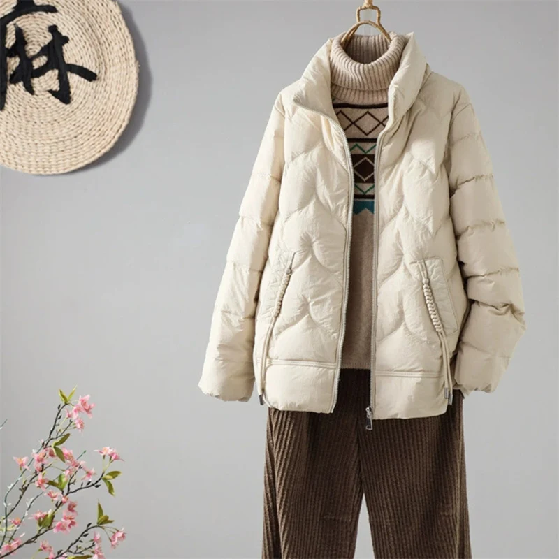 

Осенне-зимняя повседневная теплая однотонная куртка 2026 года, новая женская легкая куртка из белого утиного пуха с воротником-стойкой, винтажный стиль