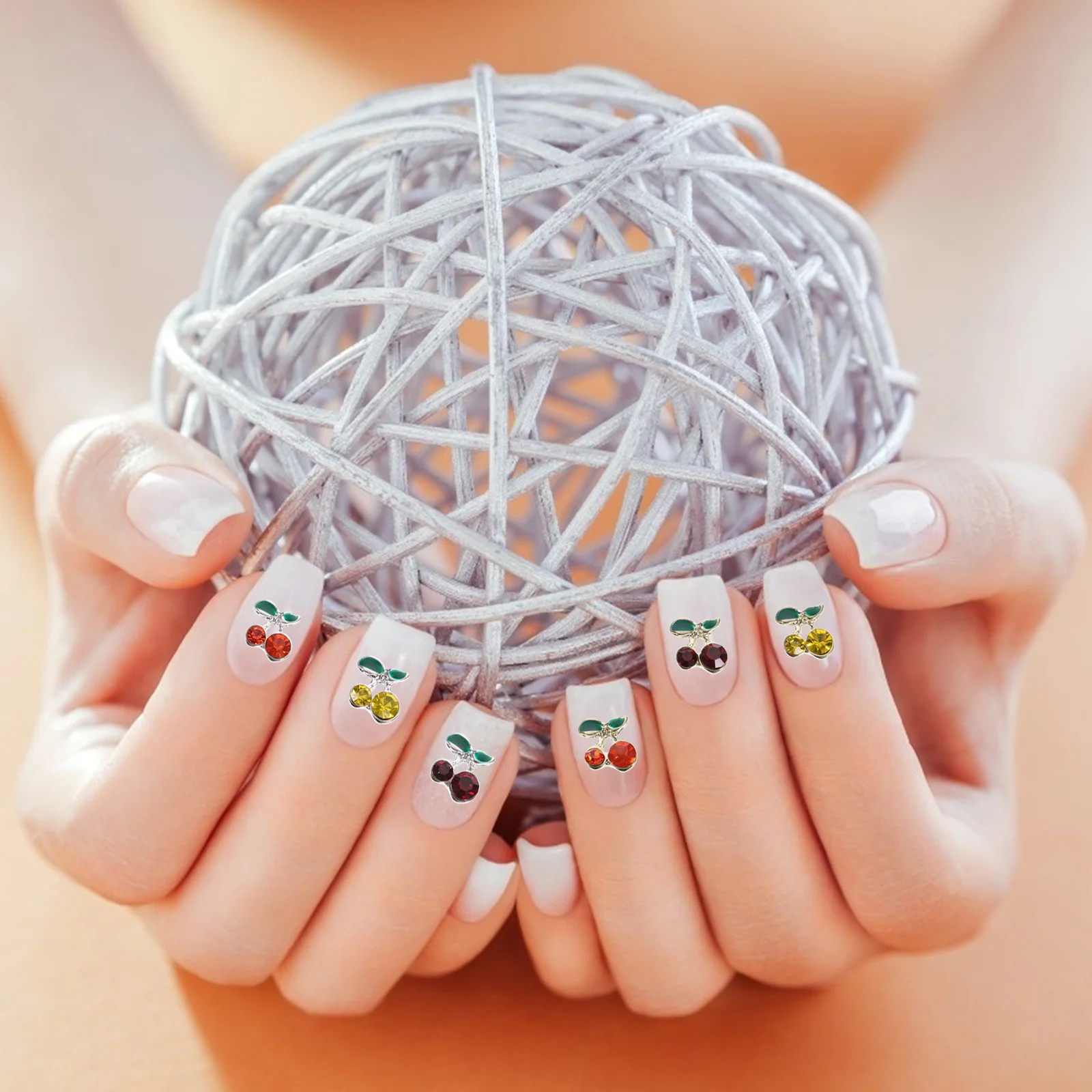 Cristais de charme para arte em unhas, 60 peças, peso leve para uso confortável, design brilhante, suprimentos para arte em unhas, strass para unhas