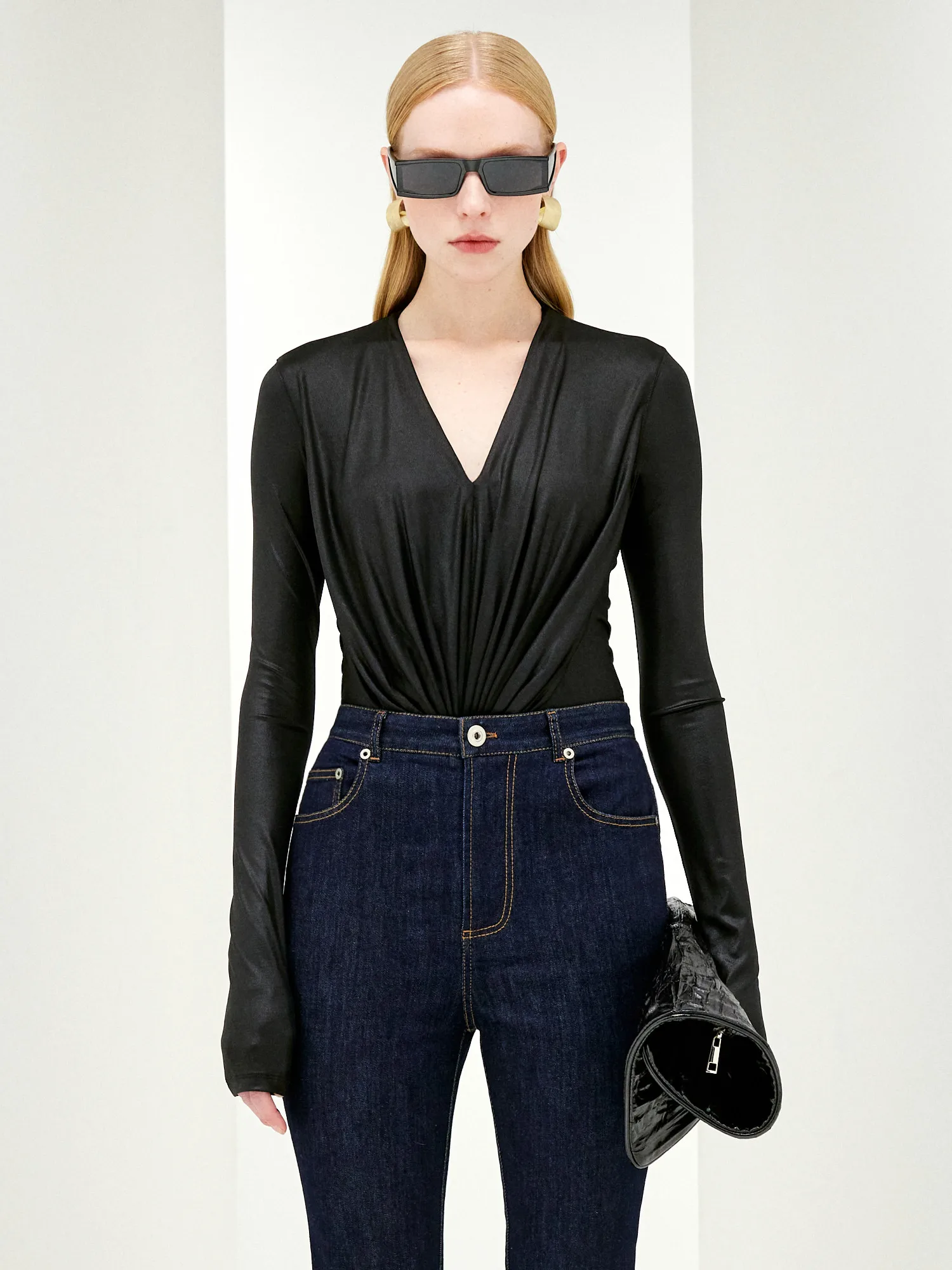 จั๊มสูทผู้หญิงทรงเข้ารูปสีพื้นแบบพับจีบลึกทรงวี ดีไซน์เฉพาะของ Zia Zhang สีเมทัลลิก เหมาะสำหรับใส่ทำงานช่วงฤดูใบไม้ผลิ เอวสูง ทรงกางเกงขายาว