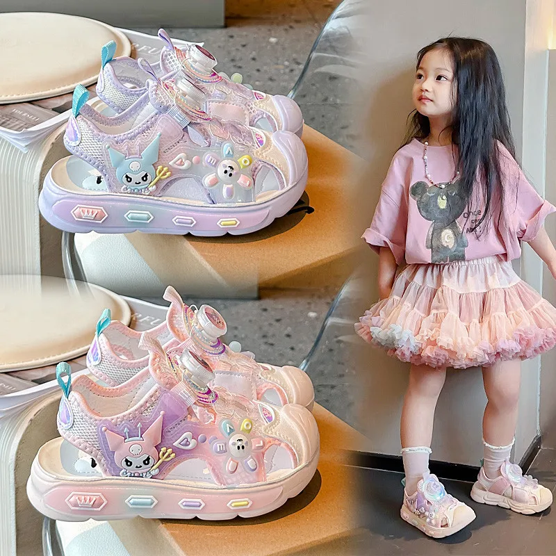 Sandali estivi per ragazze Cartoon Cute Sanrio Kuromi Kids scarpe da spiaggia con cappuccio Anti-calcio pulsante rotante Hollow traspirante Princess