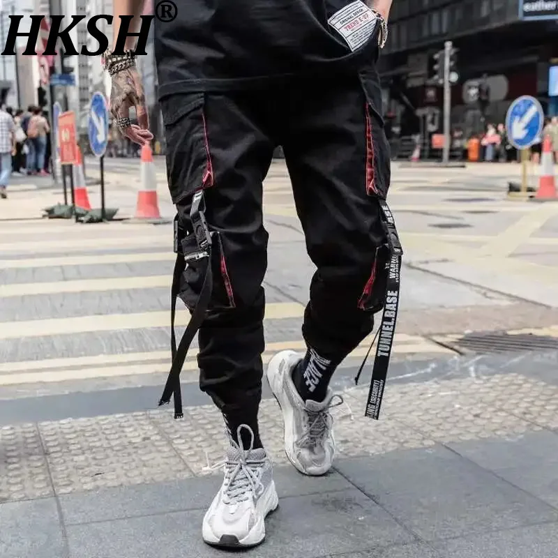 

HKSH мужские темные уличные брюки-карго в стиле хип-хоп, повседневные комбинезоны с лентой и карманами в стиле сафари, тактическая мода в стиле панк, новинка HK0111